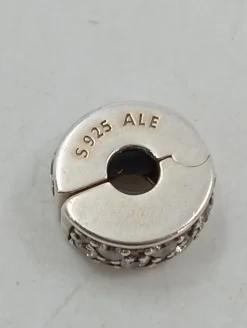 Charms><noscript><img width=