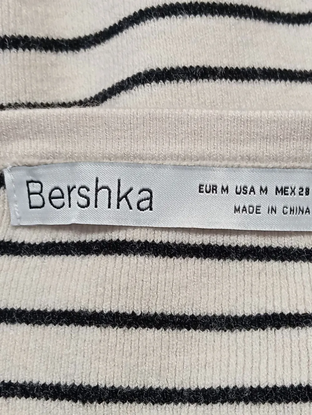 Pullover>Bershka Cropped Pullover Größe 38 wollweißschwarz