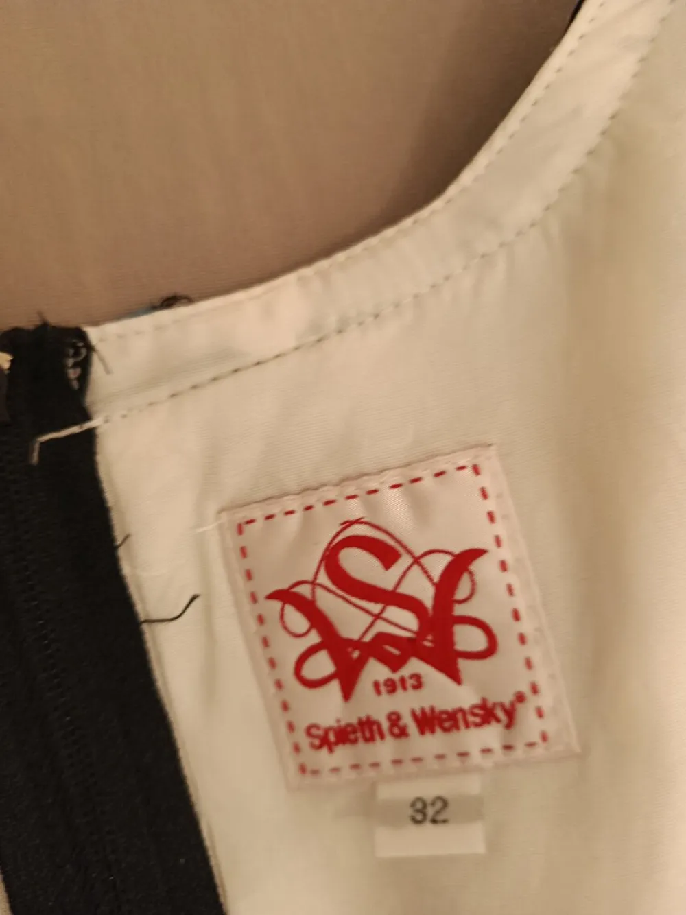 Trachtenmode> Dirndl Größe 32 mehrfarbig