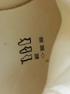 Sneaker><noscript><img width=