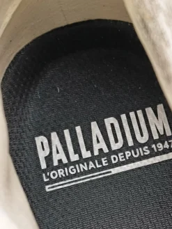 Sneaker><noscript><img width=