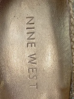 Pumps><noscript><img width=