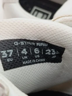 Sneaker><noscript><img width=