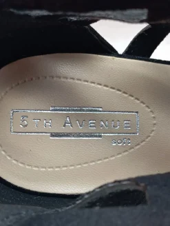 Pumps><noscript><img width=