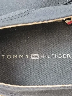 Sneaker><noscript><img width=