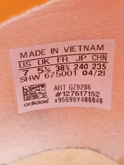 Sneaker><noscript><img width=