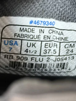 Sneaker><noscript><img width=