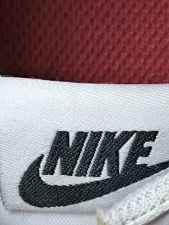 Sneaker><noscript><img width=