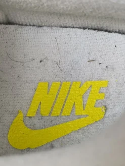 Sneaker><noscript><img width=