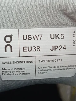 Sneaker><noscript><img width=