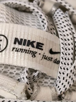 Sneaker><noscript><img width=