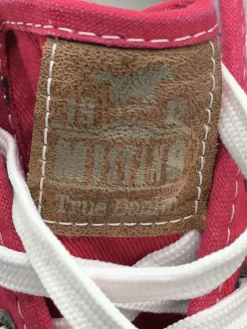 Sneaker><noscript><img width=