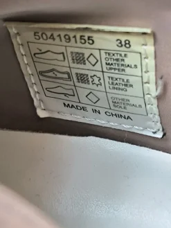 Sneaker><noscript><img width=