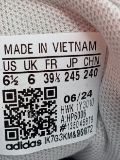 Sneaker><noscript><img width=