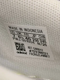 Sneaker><noscript><img width=