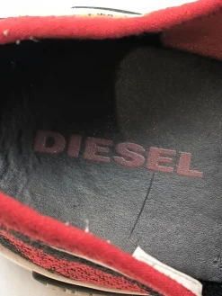 Sneaker><noscript><img width=