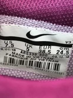 Sneaker><noscript><img width=