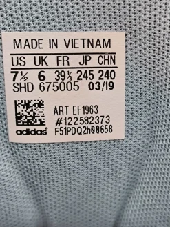 Sneaker><noscript><img width=