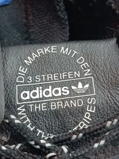 Sneaker><noscript><img width=