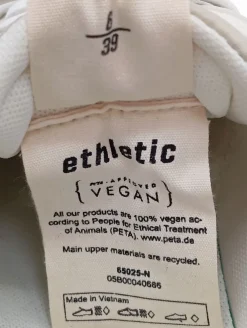 Sneaker><noscript><img width=