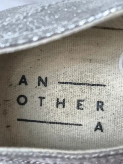 Sneaker><noscript><img width=