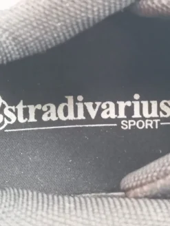 Sneaker><noscript><img width=