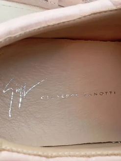 Sneaker><noscript><img width=