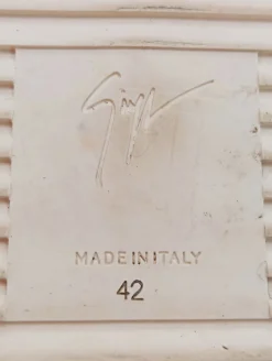 Sneaker><noscript><img width=