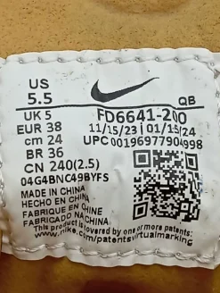 Sneaker><noscript><img width=