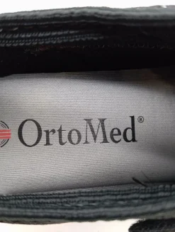 Sneaker><noscript><img width=