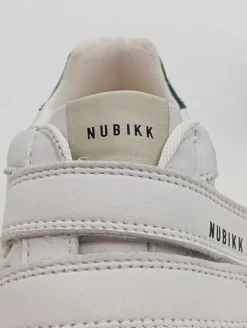 Sneaker><noscript><img width=