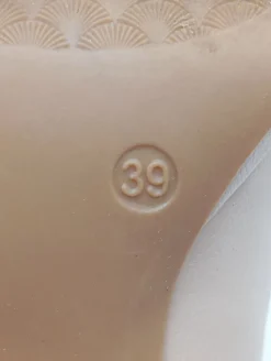 Pumps><noscript><img width=